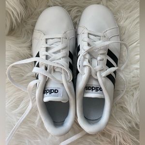 Adidas shoes size 5 women’s or size 3 kids